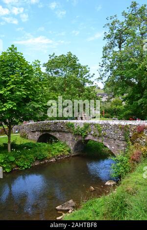 Viators Brücke - Milldale. Auch als Schubkarre Brücke bekannt. Es ist am anderen Ende der Riverside Walk von Dovedale, Peak District, Derbyshire, Großbritannien Stockfoto