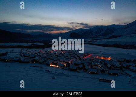 Burqin. 31 Dez, 2019. Luftaufnahme auf 31. Dez., 2019 zeigt Hemu Dorf nach Sonnenuntergang in Burqin Grafschaft Altay, Nordwesten Chinas Autonomen Region Xinjiang Uygur genommen. Credit: Song Yanhua/Xinhua/Alamy leben Nachrichten Stockfoto