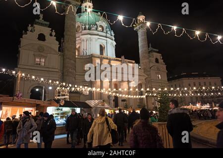 Kunst Advent Weihnachtsmarkt in Karlsplatz, Wien, Österreich Stockfoto