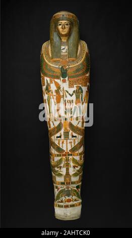 Der ägyptischen Antike. Sarg und Mumie der Paankhenamun. 945 v. Chr. - 715 v. Chr.. Theben. Cartonnage, Blattgold, Pigment, und menschliche Überreste Mumifizierung ist der alten ägyptischen Grabkunst Praxis der Austrocknung eine Leiche zur Bewahrung. Mit Ölen und Gewürzen gesalbt und mit Amuletten geschützt, diese Leinen gewickelten Körper wurde in einer Reihe von Nesting Särge platziert; die lebhaft lackiert cartonnage war die innerste Schale. Über die Oberfläche der Mumie Fall, Inschriften und gemalten Szenen und Symbole kennzeichnen die Verstorbenen - Paankhenamun (Derjenige, der Leben für Amun) - und verkündet seinen Wunsch, gut zu in der afterlif live Stockfoto
