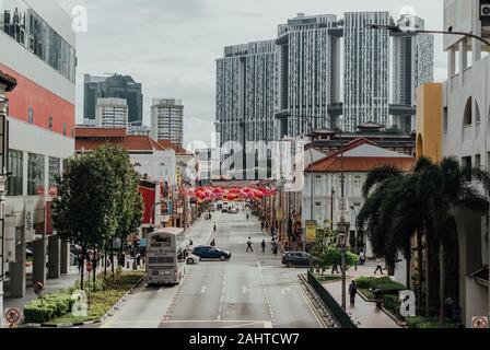 Chinatown Singapore Daytime Street View mit legendärem Pinnacle at Duxton, High-Angle Shot, Laternen-Dekorationen, Shophouses, People and Cars Crossing Stockfoto