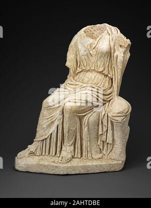 Antike römische. Statue eines sitzenden Frau. 101 AD - 200 AD. Römische Reich. Marmor römische Bildhauer oft angepasst, um die Formen der früheren griechischen Kunstwerke für den Einsatz in völlig neuen Kontexten. Diese Statue erinnert an die Zahlen der Sitzenden, drapierten Göttinnen im Giebel des Parthenon, der berühmte Tempel auf der Akropolis in Athen. Unter den Römern, diese Statue Art wurde weithin für Skulpturen der weiblichen Gottheiten wie Juno (die griechische Hera), der Gemahlin des Jupiter (dem Griechischen Zeus) verwendet, als auch für die Portraits der Kaiserinnen und andere prominente Frauen. Hier ist der Kopf und die Arme, jetzt fehlen, wurden Stockfoto