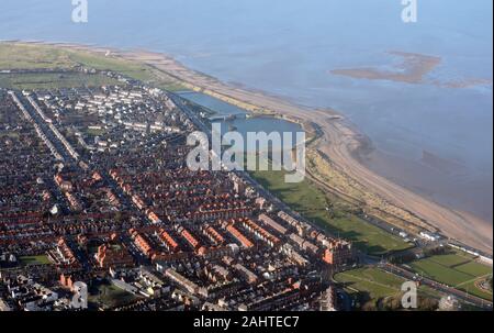 Luftaufnahme Blick nach Westen auf der Marine Strand & der Esplanade in Fleetwood, Lancashire Stockfoto