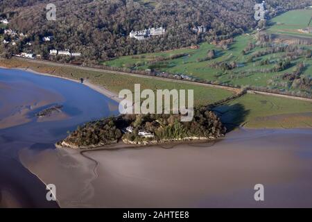 Luftaufnahme von Holme Island in der Nähe von Grange Over Sands, mit der Cumbria Grand Hotel & Grange Over Sands Golf Club im Hintergrund, Cumbria Stockfoto