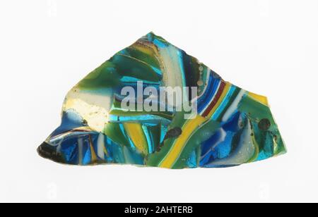 Antike römische. Fragment eines Schiffes. 100 BC - 100 AD. Römische Reich. Glas, mosaik glas Technik im alten Rom gab es eine hohe Nachfrage nach bunten Glas, das Bankett Gäste neben den teuren Silber und Gold, das waren Blenden könnte bedeutet, um zu beeindrucken. Fragmente wie dieser würde einmal ein Teil eines größeren Mosaiks Schalen. Das Mosaik Muster wurde durch absackende geschmolzenes Glas in kugelförmigen Formen, eine Technik, die auf vielen dieser Fragmente verwendet ähnlich ist, Millefiori, "tausend Blumen" in Italienisch, einem modernen Glas- Methode, bei der winzige Stangen aus farbigem Glas gebündelt sind, Stockfoto