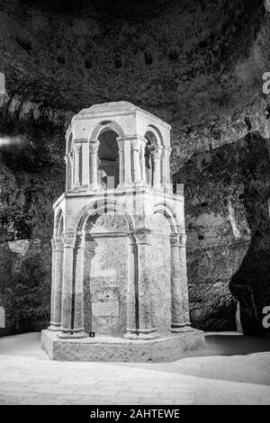 AUBETERRE SUR DRONNE CHARENTE AQUITAINE FRANKREICH - SAINT JEAN XI Jahrhundert HÖHLENKIRCHE mit einer Nachbildung des Heiligen Grabes VON JERUSALEM - SANTIAGO DE COMPOSTELLA - römische Architektur - religiöse Architektur © Frédéric BEAUMONT Stockfoto