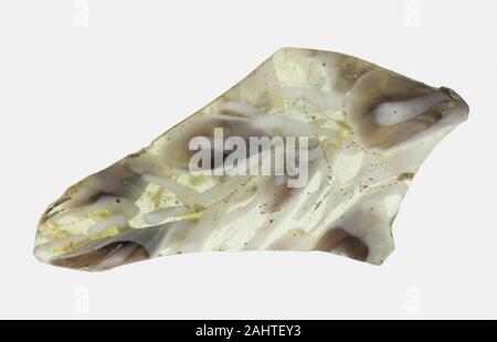 Antike römische. Schüssel Fragment. 100 BC - 100 AD. Römische Reich. Glas, mosaik glas Technik im alten Rom gab es eine hohe Nachfrage nach bunten Glas, das Bankett Gäste neben den teuren Silber und Gold, das waren Blenden könnte bedeutet, um zu beeindrucken. Fragmente wie dieser würde einmal ein Teil eines größeren Mosaiks Schalen. Das Mosaik Muster wurde durch absackende geschmolzenes Glas in kugelförmigen Formen, eine Technik, die auf vielen dieser Fragmente verwendet ähnlich ist, Millefiori, "tausend Blumen" in Italienisch, einem modernen Glas- Methode, bei der winzige Stangen aus farbigem Glas gebündelt sind, Wrappe gemacht Stockfoto