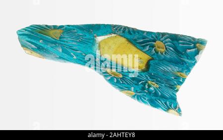 Antike römische. Schüssel Fragment. 100 BC - 100 AD. Italien. Glas, mosaik glas Technik im alten Rom gab es eine hohe Nachfrage nach bunten Glas, das Bankett Gäste neben den teuren Silber und Gold, das waren Blenden könnte bedeutet, um zu beeindrucken. Fragmente wie dieser würde einmal ein Teil eines größeren Mosaiks Schalen. Das Mosaik Muster wurde durch absackende geschmolzenes Glas in kugelförmigen Formen, eine Technik, die auf vielen dieser Fragmente verwendet ähnlich ist, Millefiori, "tausend Blumen" in Italienisch, einem modernen Glas- Methode, bei der winzige Stangen aus farbigem Glas zusammen gebündelt, verpackt in einem Stockfoto