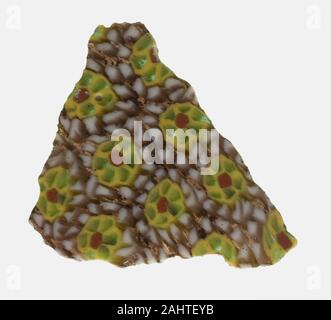Antike römische. Schüssel Fragment. 100 BC - 100 AD. Römische Reich. Glas, mosaik glas Technik im alten Rom gab es eine hohe Nachfrage nach bunten Glas, das Bankett Gäste neben den teuren Silber und Gold, das waren Blenden könnte bedeutet, um zu beeindrucken. Fragmente wie dieser würde einmal ein Teil eines größeren Mosaiks Schalen. Das Mosaik Muster wurde durch absackende geschmolzenes Glas in kugelförmigen Formen, eine Technik, die auf vielen dieser Fragmente verwendet ähnlich ist, Millefiori, "tausend Blumen" in Italienisch, einem modernen Glas- Methode, bei der winzige Stangen aus farbigem Glas gebündelt sind, Wrappe gemacht Stockfoto