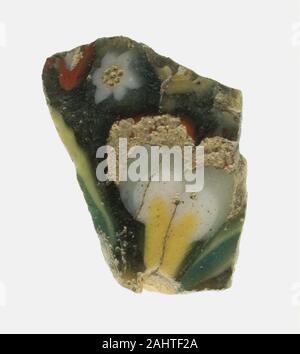 Der ägyptischen Antike. Fragment einer floralen Inlay. 100 v. Chr. - 1 v. Chr.. Ägypten. Glas, mosaiktechnik Mosaik Glas war von Bundles aus farbigem Glas Stangen, die in einem Muster angeordnet sind dann zusammen mit Wärme in ein solides Zuckerrohr abgesichert. Der Stock wurde aufgewärmt und Gedehnt ein kleineres kompaktes Design zu machen. Vielen nahezu identischen Teile können von einem einzigen Zuckerrohr geschnitten werden und dann in die inlays gebildet. Paare von Glas Inlays aus einem Stab könnte verbunden werden symmetrische Kompositionen zu machen. Stockfoto