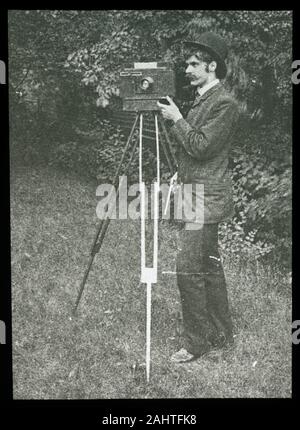 Alfred Stieglitz. Selbstporträt mit Kamera, Stativ und Pistole. 1886. In den Vereinigten Staaten. Laterne schieben Stockfoto