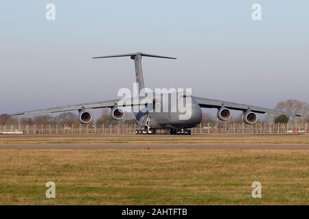 US Air Force Reserve C-5M Super Galaxy Abfahrt RAF Mildenhall auf einem hellen Morgen. Stockfoto