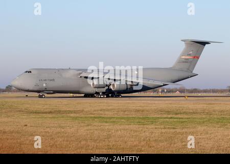 US Air Force Reserve C-5M Super Galaxy Abfahrt RAF Mildenhall auf einem hellen Morgen. Stockfoto