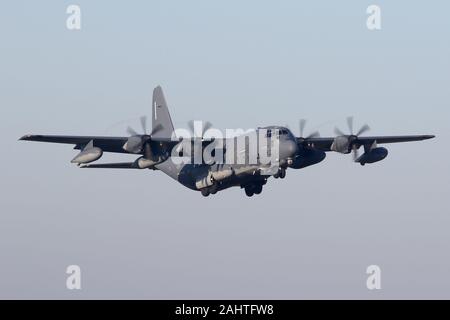 MC-130J mit Sitz in Mildenhall vom 352. Special Operations Wing, der von der Start- und Landebahn 11 abfährt. Stockfoto