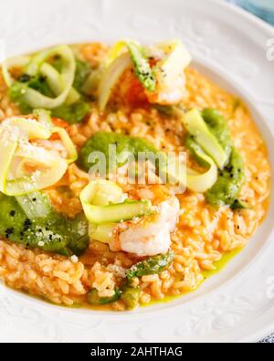 Shrimp Risotto mit frischen Spargel und Spargelcremesuppe. Nahaufnahme Stockfoto