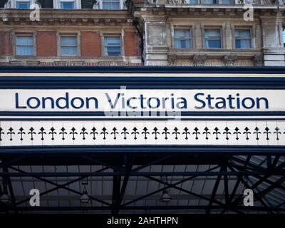 LONDON, Großbritannien - 27. SEPTEMBER 2018: Schild über Victoria Railway Station Stockfoto