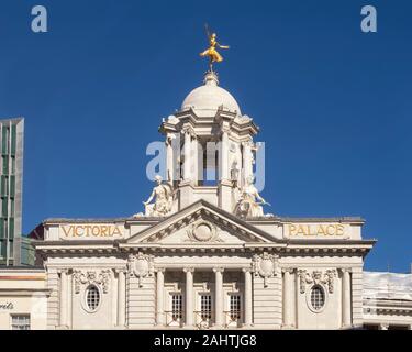 LONDON, Großbritannien - 27. SEPTEMBER 2018: Fassade des Victoria Palace Theatre in der Victoria Street Stockfoto