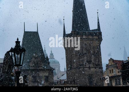 Prag, Tschechische Republik 2019: Prager Burg Türme e Türme in Richtung Karlsbrücke während einem Schneefall Stockfoto