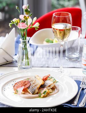 Zander Filet mit Chorizo, Blumenkohl und Radieschen in einem Restaurant. Stockfoto