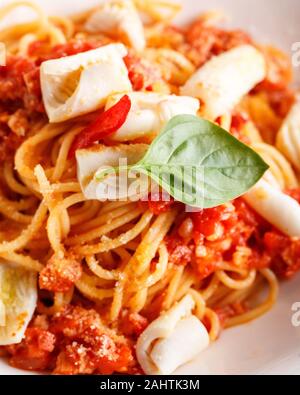 Spaghetti Pasta mit Tintenfisch und Tomatensoße und Parmesan. Restaurant Dish. Nach oben Schließen Stockfoto