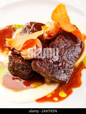 Rindsfilet Medaillons mit Morne Sauce und Zwiebel-confit in einem Restaurant. Stockfoto