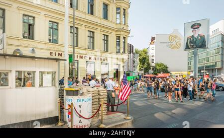 Besucher am Checkpoint Charlie Stockfoto