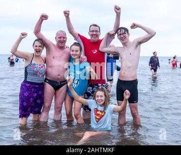 Edinburgh, Vereinigtes Königreich. 01. Januar, 2020 Bild: Neues Jahr Nachtschwärmer nehmen Sie einen traditionellen Tag der neuen Jahre tauchen Sie ein in den Fluss Forth an der Portobello Beach in der Nähe von Edinburgh. Credit: Rich Dyson/Alamy leben Nachrichten Stockfoto