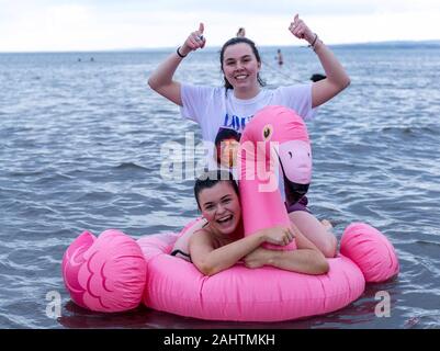 Edinburgh, Vereinigtes Königreich. 01. Januar, 2020 Bild: Neues Jahr Nachtschwärmer nehmen Sie einen traditionellen Tag der neuen Jahre tauchen Sie ein in den Fluss Forth an der Portobello Beach in der Nähe von Edinburgh. Credit: Rich Dyson/Alamy leben Nachrichten Stockfoto