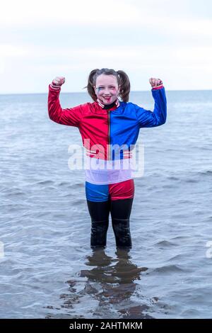 Edinburgh, Vereinigtes Königreich. 01. Januar, 2020 Bild: Neues Jahr Nachtschwärmer nehmen Sie einen traditionellen Tag der neuen Jahre tauchen Sie ein in den Fluss Forth an der Portobello Beach in der Nähe von Edinburgh. Credit: Rich Dyson/Alamy leben Nachrichten Stockfoto