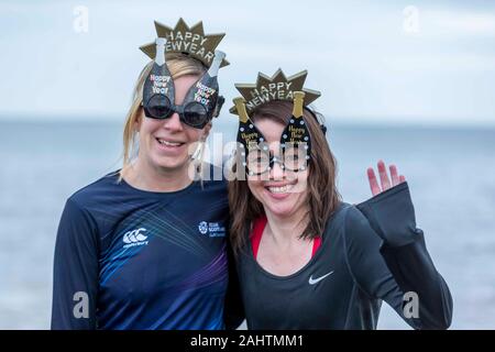 Edinburgh, Vereinigtes Königreich. 01. Januar, 2020 Bild: Neues Jahr Nachtschwärmer nehmen Sie einen traditionellen Tag der neuen Jahre tauchen Sie ein in den Fluss Forth an der Portobello Beach in der Nähe von Edinburgh. Credit: Rich Dyson/Alamy leben Nachrichten Stockfoto