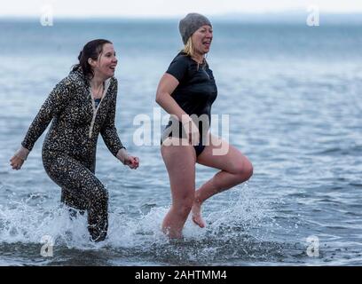 Edinburgh, Vereinigtes Königreich. 01. Januar, 2020 Bild: Neues Jahr Nachtschwärmer nehmen Sie einen traditionellen Tag der neuen Jahre tauchen Sie ein in den Fluss Forth an der Portobello Beach in der Nähe von Edinburgh. Credit: Rich Dyson/Alamy leben Nachrichten Stockfoto