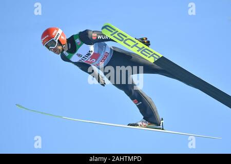 Markus EISENBICHLER (GER), action, Springen vor blauem Himmel. Skispringen, 68th Internationalen Vierschanzentournee 2019/20. Das neue Jahr springen in Garmisch Partenkirchen Am 1. Januar 2020. | Verwendung weltweit Stockfoto