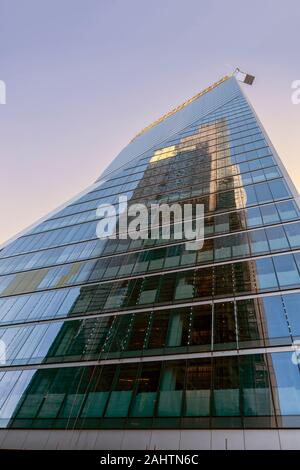 LONDON, Großbritannien - 27. SEPTEMBER 2018: Reflexion des Wolkenkratzers des Heron Tower im Jahr 100 in Bishopsgate in der City of London Stockfoto