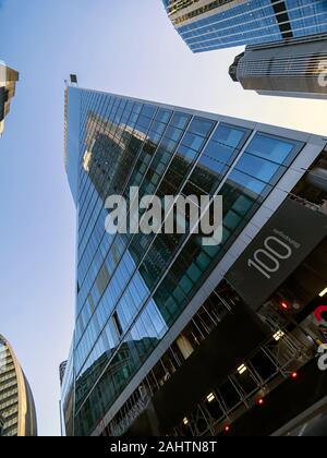 LONDON, Großbritannien - 27. SEPTEMBER 2018: 100 Bishopsgate Building - Spiegelung eines Wolkenkratzers im Gebäude der City of London Stockfoto