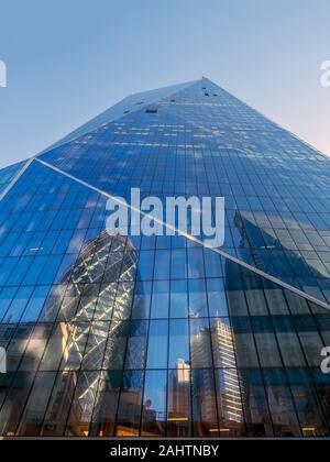 LONDON, Großbritannien - 27. SEPTEMBER 2018: Spiegelung von Wolkenkratzern im Scalpel Building (52-54 Lime Street) in der City of London Stockfoto