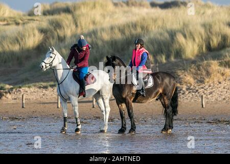 Southport, Merseyside, 1. Januar 2020. Reiter ihre Pferde für einen neuen Jahren Tag Galopp entlang der Ufer von Southport Strand in Merseyside. Credit: cernan Elias/Alamy leben Nachrichten Stockfoto