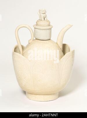 Wein Ewer und wärmende Schüssel. 960 AD - 1127. China. Qingbai ware; Porzellan mit unterglasur geschnitzt und eingeschnitten, Dekoration Stockfoto