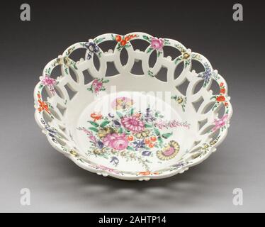 Royal Worcester Porzellan Firma (Hersteller). Korb. 1765 - 1775. Worcester. Weiche Hartporzellan mit mehrfarbigem Emaille Stockfoto