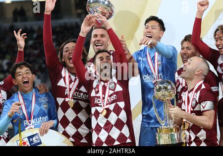 Tokio, Japan. 1 Jan, 2020. Deutsche Fußballspieler Lukas Podolski (C) hebt der Kaiser Cup mit seinen Mannschaftskameraden wie Vissel Kobe des Kaisers der Fussball-WM in Tokio am Mittwoch, dem 1. Januar 2020 gewonnen. Vissel Kobe besiegt Kashima Antlers im Finale und sicherte sich den ersten Titel für den Club. Credit: Yoshio Tsunoda/LBA/Alamy leben Nachrichten Stockfoto