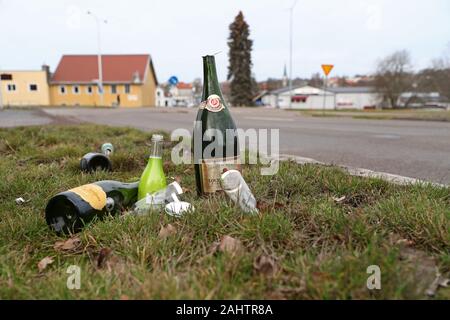 Motala, Schweden 20200101 Tag des neuen Jahres, der Tag, nach dem die Silvesterfeier. Der Rettungsdienst verkündet, dass sie etwa 20 Brände in der Nacht gehabt haben. Die Polizei verzeichnete auch 21 Fälle, unter anderem, über Menschen, die verschiedene Arten von Pyrotechnik in einer gefährlichen Weise verwendet. Foto Jeppe Gustafsson Stockfoto