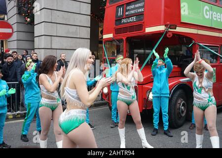 London, UK, 1. Jan 2020. Darsteller führen bei Day Parade der Londoner Neues Jahr 2020 Stockfoto