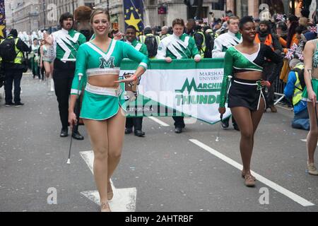 London, Großbritannien. 1 Jan, 2020. Darsteller führen an der Londoner New Year Day Parade 2020 Credit: WFPA/Alamy leben Nachrichten Stockfoto