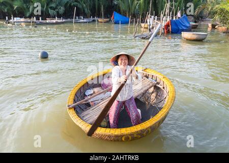 Vietnamesische Fischerin in coracle Bamboo circular Boot, Hoi An, Vietnam Stockfoto