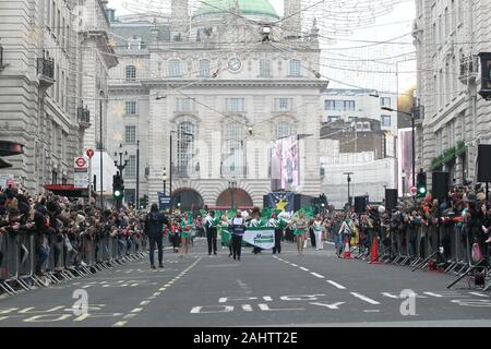 London, Großbritannien. 1 Jan, 2020. Darsteller führen an der Londoner New Year Day Parade 2020 Credit: WFPA/Alamy leben Nachrichten Stockfoto