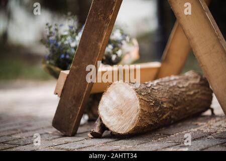 Baum Stamm lieing zum Sägen von Kult am Hochzeitstag Stockfoto