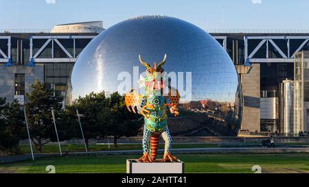 PARIS, Frankreich, 30. Dezember 2019: mexikanischer Volkskunst farbigen Skulptur von fantastischen Kreatur namens "Alebrijes" im Parc de la Villette ausgestellt. Stockfoto