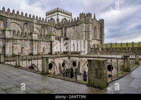 Terrasse Türme und Kreuzgang der Kathedrale (Sé do Porto), Porto, Portugal Stockfoto