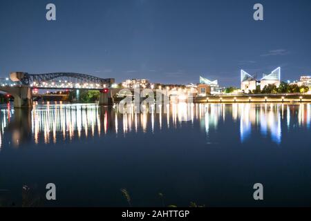 Chattanooga City Skyline entlang dem Tennessee River bei Nacht Stockfoto