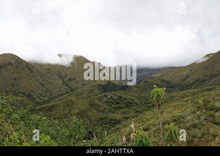 Cloud-bedeckten Bergen in Ecuador Reiseziel Stockfoto