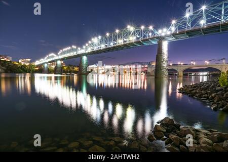 Chattanooga City Skyline entlang dem Tennessee River bei Nacht Stockfoto